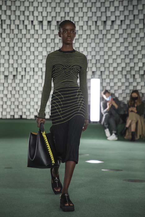 Stella McCartney İlkbahar/Yaz 2022 Koleksiyonunu Paris'te Sundu