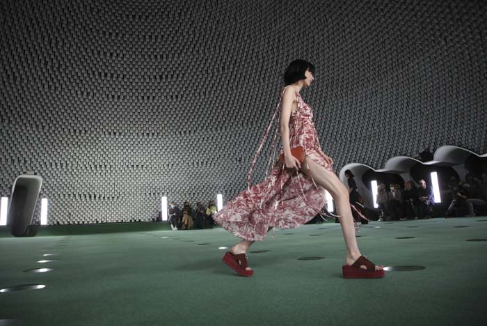 Stella McCartney İlkbahar/Yaz 2022 Koleksiyonunu Paris'te Sundu