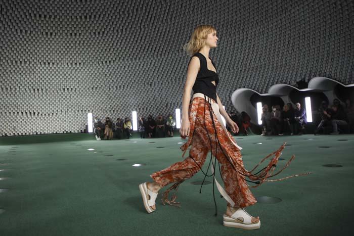 Stella McCartney İlkbahar/Yaz 2022 Koleksiyonunu Paris'te Sundu