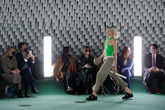 Stella McCartney İlkbahar/Yaz 2022 Koleksiyonunu Paris'te Sundu