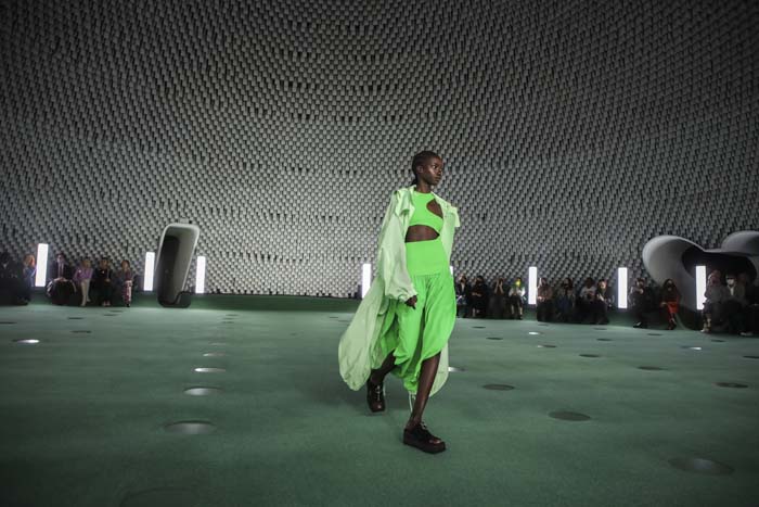 Stella McCartney İlkbahar/Yaz 2022 Koleksiyonunu Paris'te Sundu