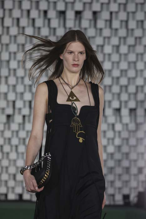 Stella McCartney İlkbahar/Yaz 2022 Koleksiyonunu Paris'te Sundu