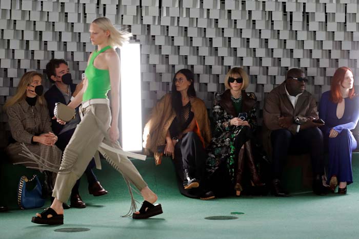 Stella McCartney İlkbahar/Yaz 2022 Koleksiyonunu Paris'te Sundu