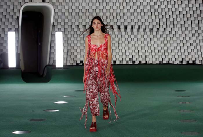 Stella McCartney İlkbahar/Yaz 2022 Koleksiyonunu Paris'te Sundu