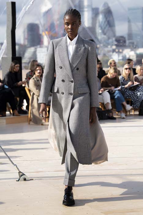 Gökyüzünden İlhamla: Alexander McQueen İlkbahar/Yaz 2022