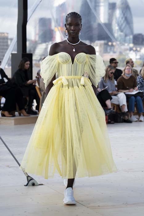 Gökyüzünden İlhamla: Alexander McQueen İlkbahar/Yaz 2022