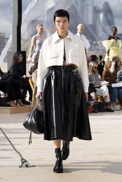 Gökyüzünden İlhamla: Alexander McQueen İlkbahar/Yaz 2022