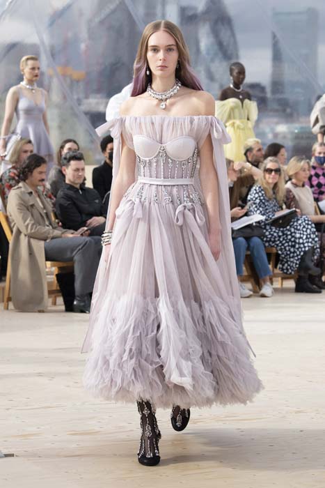 Gökyüzünden İlhamla: Alexander McQueen İlkbahar/Yaz 2022