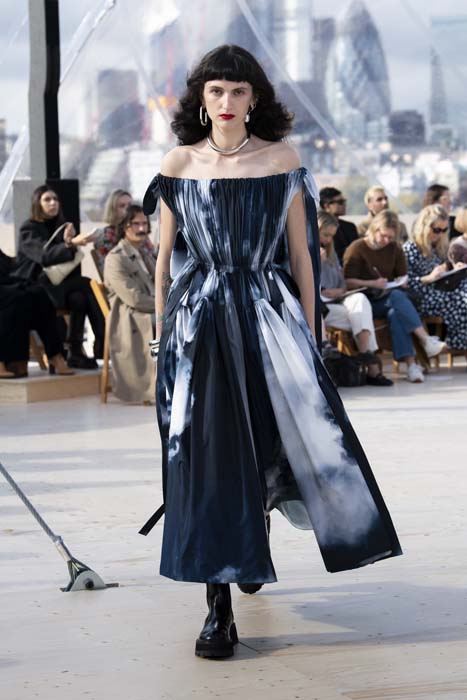 Gökyüzünden İlhamla: Alexander McQueen İlkbahar/Yaz 2022