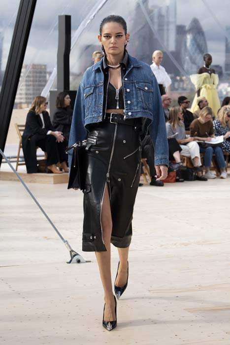 Gökyüzünden İlhamla: Alexander McQueen İlkbahar/Yaz 2022