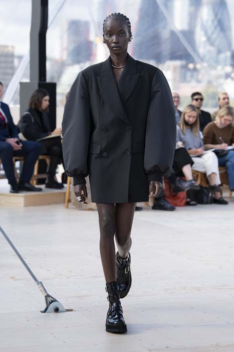 Gökyüzünden İlhamla: Alexander McQueen İlkbahar/Yaz 2022