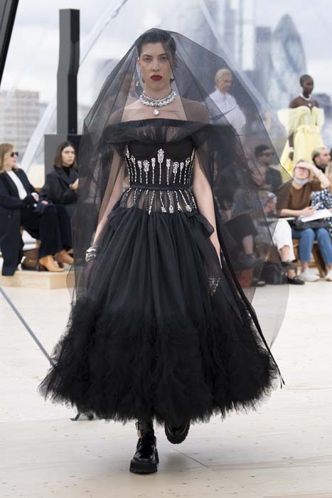 Gökyüzünden İlhamla: Alexander McQueen İlkbahar/Yaz 2022