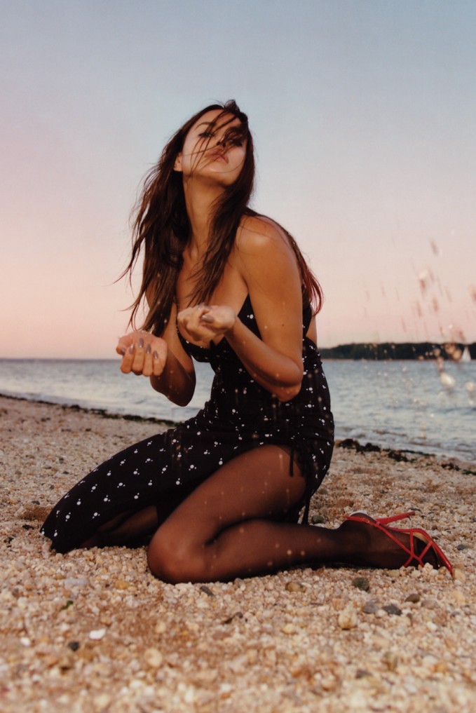 Irina Shayk Self-Portrait Resort 2022 Kampanyası İçin Kamera Karşısında