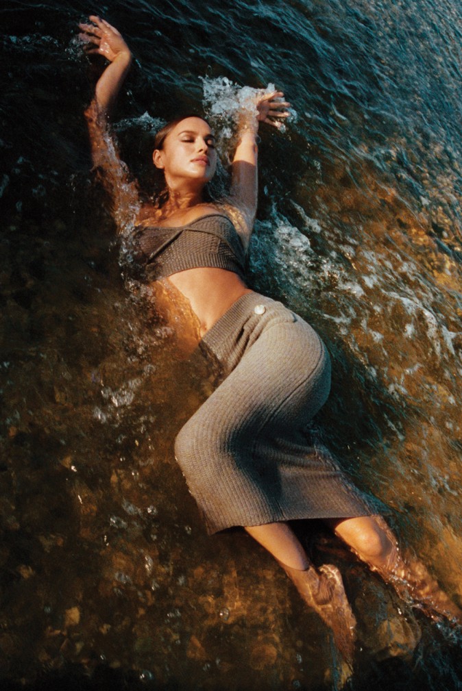 Irina Shayk Self-Portrait Resort 2022 Kampanyası İçin Kamera Karşısında