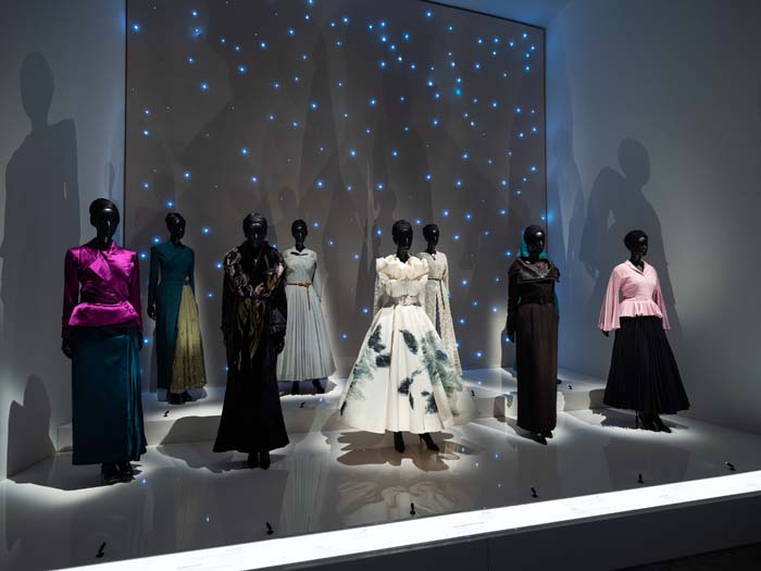 Christian Dior: Designer of Dreams Sergisi Doha'da Kapılarını Açtı