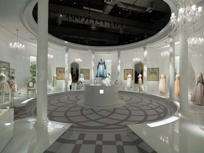 Christian Dior: Designer of Dreams Sergisi Doha'da Kapılarını Açtı