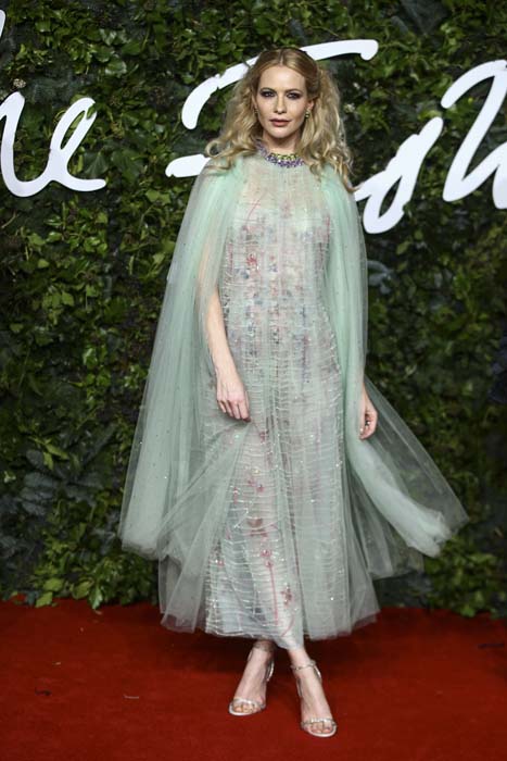 2021 İngiliz Moda Ödülleri'nin Tüm Kırmızı Halı Görünümleri