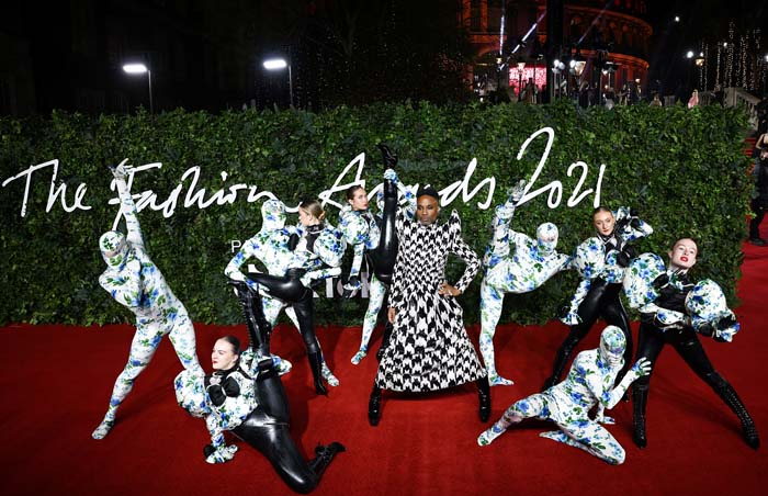 2021 İngiliz Moda Ödülleri'nin Tüm Kırmızı Halı Görünümleri
