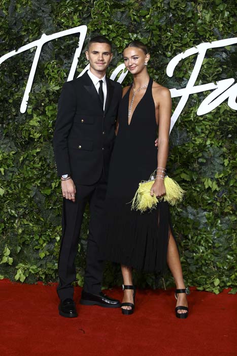 2021 İngiliz Moda Ödülleri'nin Tüm Kırmızı Halı Görünümleri