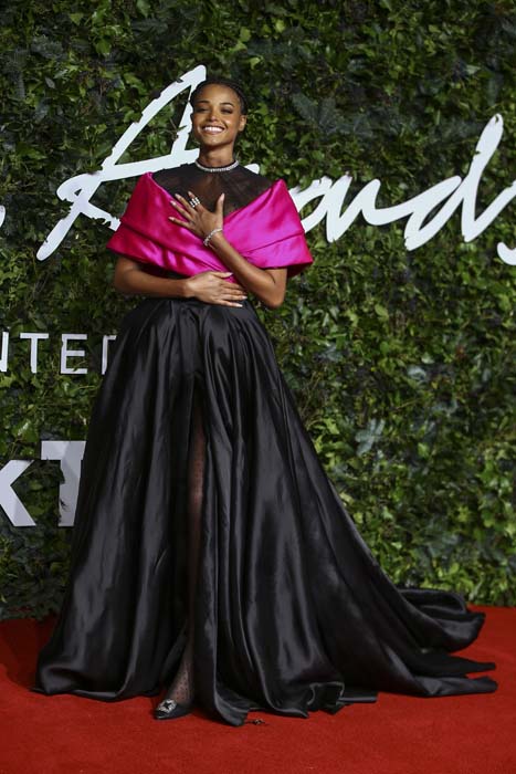 2021 İngiliz Moda Ödülleri'nin Tüm Kırmızı Halı Görünümleri