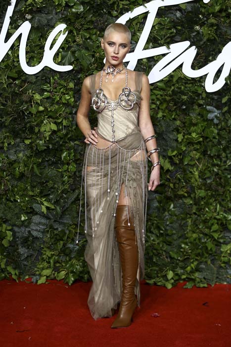 2021 İngiliz Moda Ödülleri'nin Tüm Kırmızı Halı Görünümleri