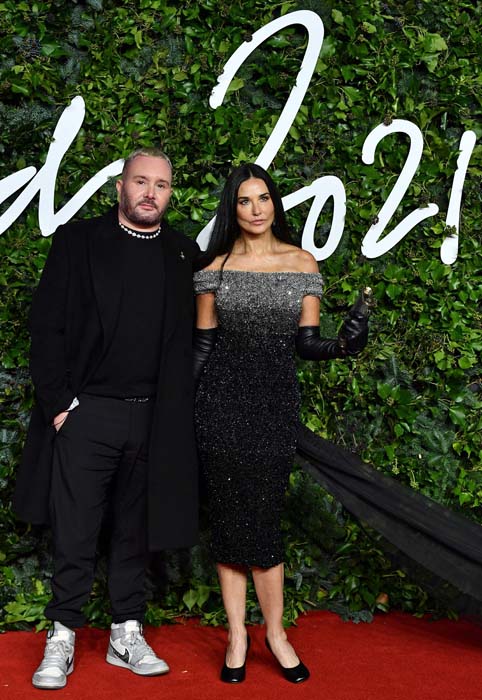 2021 İngiliz Moda Ödülleri'nin Tüm Kırmızı Halı Görünümleri