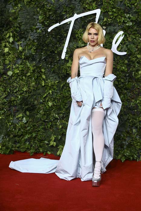 2021 İngiliz Moda Ödülleri'nin Tüm Kırmızı Halı Görünümleri