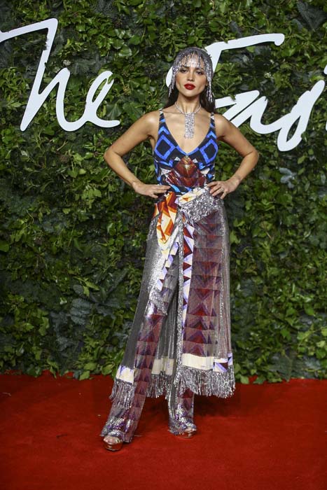 2021 İngiliz Moda Ödülleri'nin Tüm Kırmızı Halı Görünümleri