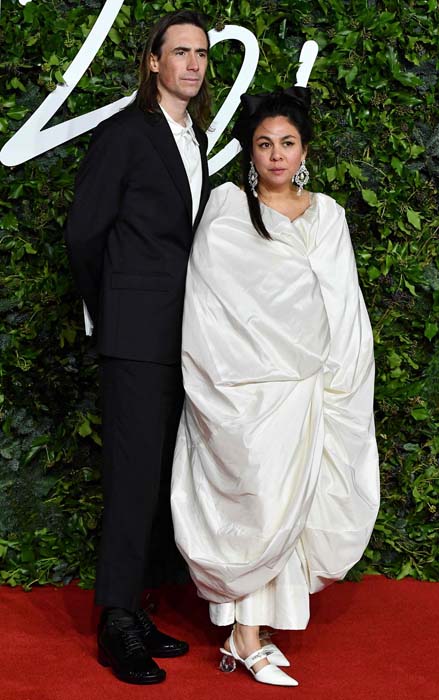 2021 İngiliz Moda Ödülleri'nin Tüm Kırmızı Halı Görünümleri