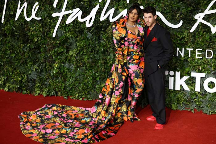 2021 İngiliz Moda Ödülleri'nin Tüm Kırmızı Halı Görünümleri