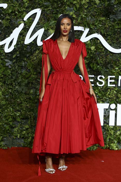 2021 İngiliz Moda Ödülleri'nin Tüm Kırmızı Halı Görünümleri