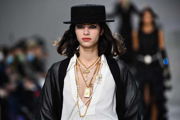 Chanel Métiers d'Art 2021/22 Koleksiyonunu Sundu