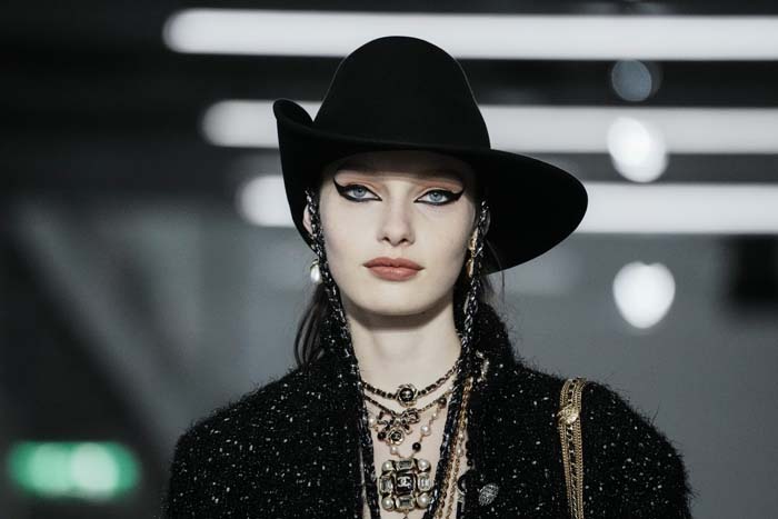 Chanel Métiers d'Art 2021/22 Koleksiyonunu Sundu