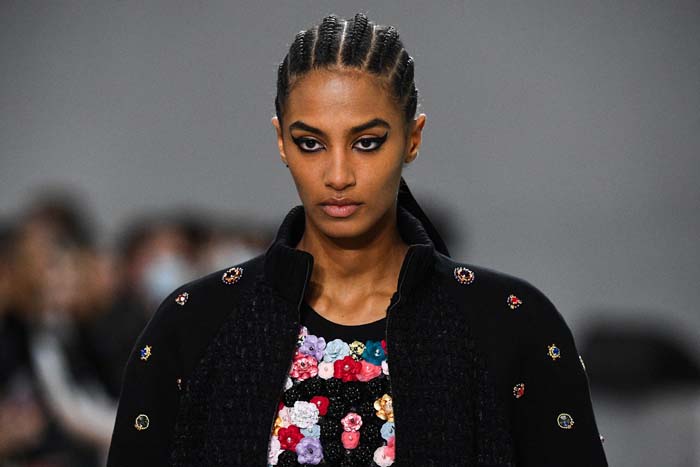 Chanel Métiers d'Art 2021/22 Koleksiyonunu Sundu