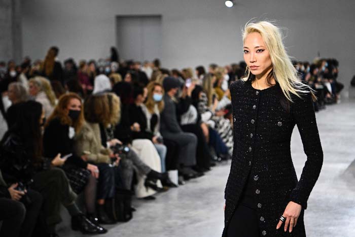 Chanel Métiers d'Art 2021/22 Koleksiyonunu Sundu