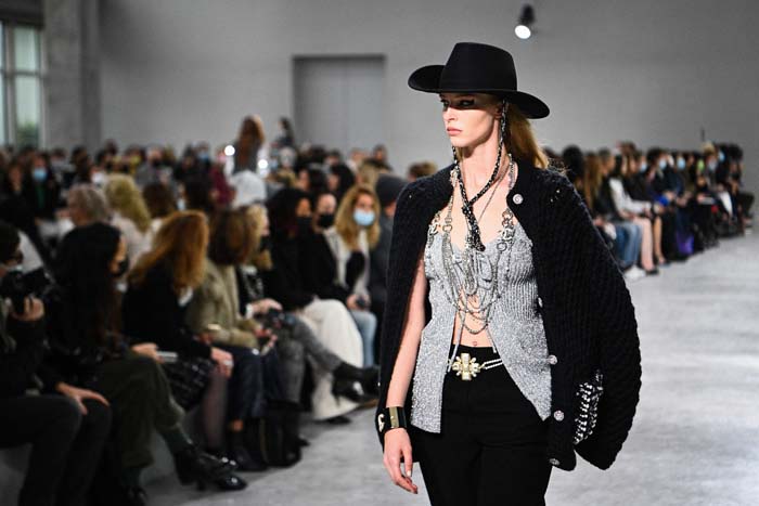 Chanel Métiers d'Art 2021/22 Koleksiyonunu Sundu