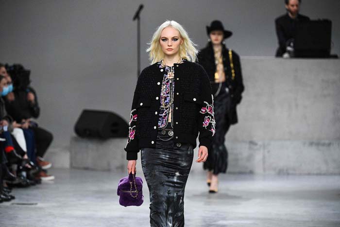 Chanel Métiers d'Art 2021/22 Koleksiyonunu Sundu