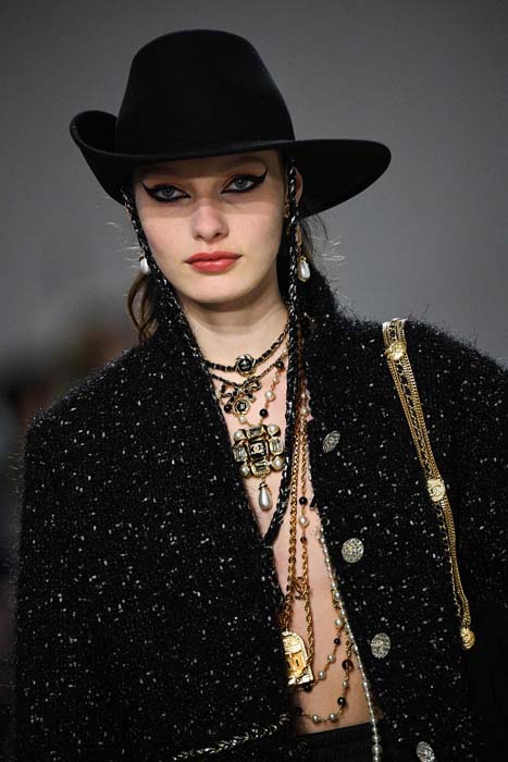 Chanel Métiers d'Art 2021/22 Koleksiyonunu Sundu