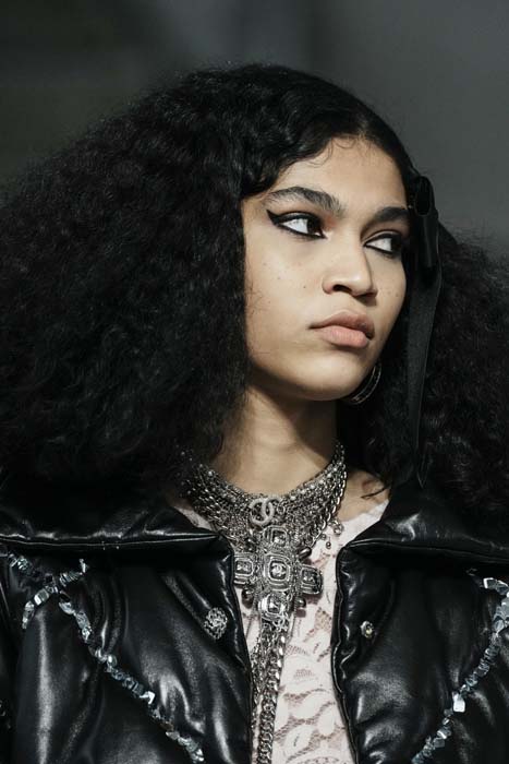 Chanel Métiers d'Art 2021/22 Koleksiyonunu Sundu