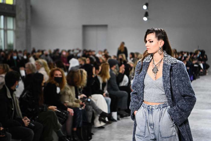 Chanel Métiers d'Art 2021/22 Koleksiyonunu Sundu