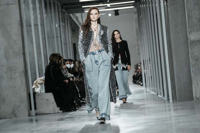 Chanel Métiers d'Art 2021/22 Koleksiyonunu Sundu