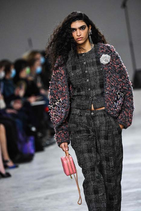 Chanel Métiers d'Art 2021/22 Koleksiyonunu Sundu