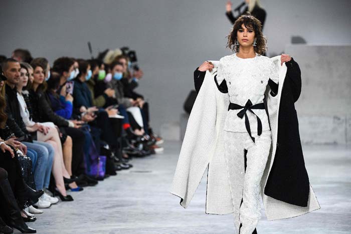 Chanel Métiers d'Art 2021/22 Koleksiyonunu Sundu