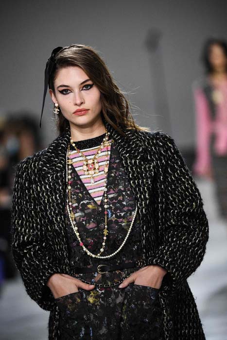 Chanel Métiers d'Art 2021/22 Koleksiyonunu Sundu