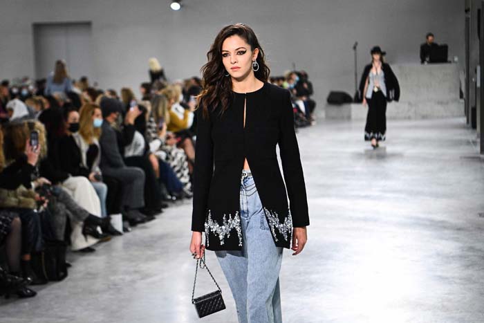 Chanel Métiers d'Art 2021/22 Koleksiyonunu Sundu