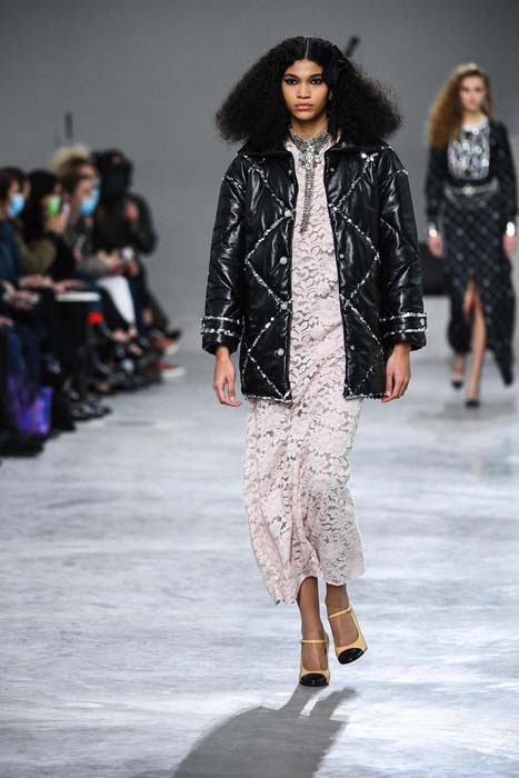 Chanel Métiers d'Art 2021/22 Koleksiyonunu Sundu