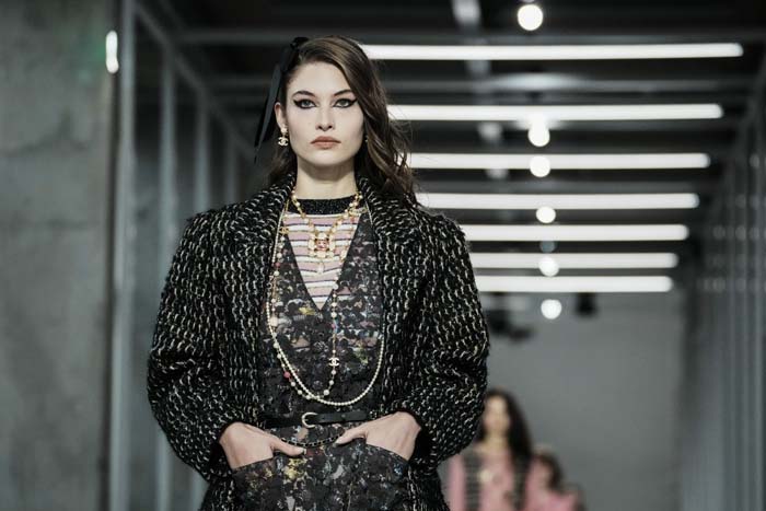 Chanel Métiers d'Art 2021/22 Koleksiyonunu Sundu