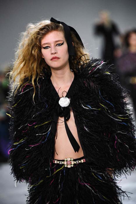 Chanel Métiers d'Art 2021/22 Koleksiyonunu Sundu