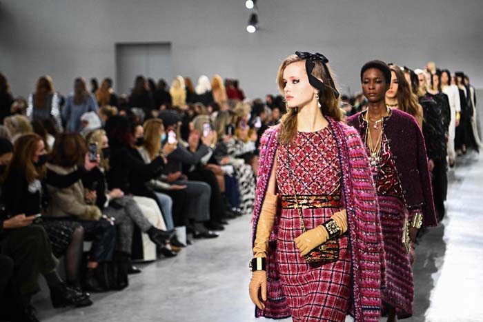 Chanel Métiers d'Art 2021/22 Koleksiyonunu Sundu