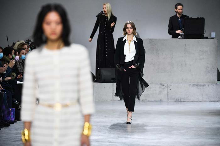 Chanel Métiers d'Art 2021/22 Koleksiyonunu Sundu